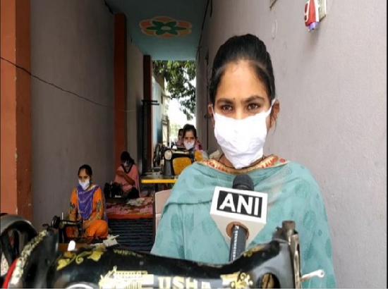 Hoshiarpur: Village girls make masks at home