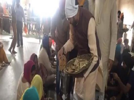 Javadekar serves langar at Sultanpur Lodhi Gurudwara in Kapurthala