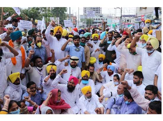 AAP stages protests against govt’s move to dole out Bathinda plant land
