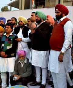  Amarinder slams Badal for threatening discrimination if people voted for Congress