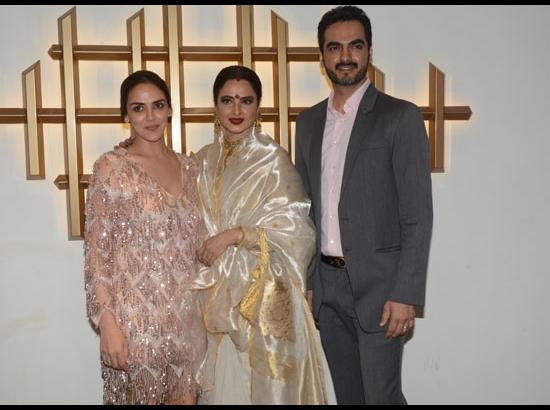  Esha Deol along with her husband Bharat Takhtani and Rekha - Hema Malini's birthday celebration
