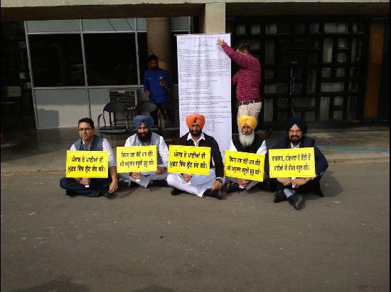 AAP and LIP MLAs hold peaceful protest asking Punjab Govt to take up issue of levy on water  