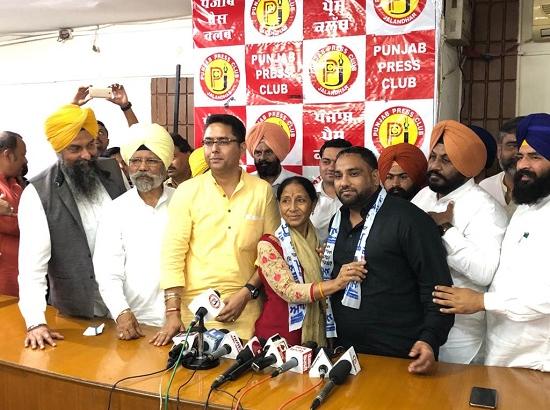 Congress MP Dullon's wife  joins AAP ,  to contest LS poll from Fatehgarh Sahib


