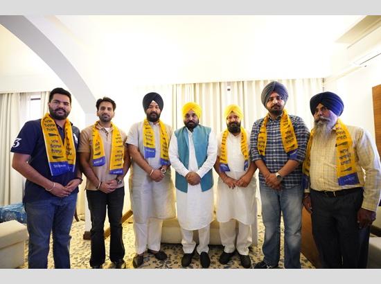 SAD's Amritsar South constituency in-charge Talbir Gill, along with his associates, join A