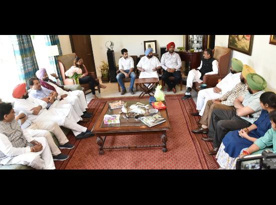 Amarinder interacts with new ministers over tea
