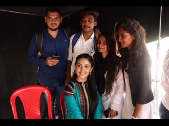 Ashnoor Kaur gets mobbed while shooting for ‘Patiala Babes’ in Patiala
