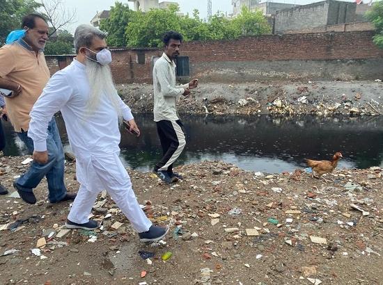 Ashu takes stock of cleanliness drive along Budha Nullah & Issues necessary directions 