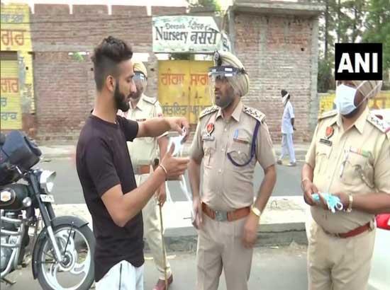 Amritsar Police distribute masks to spread awareness about COVID-19