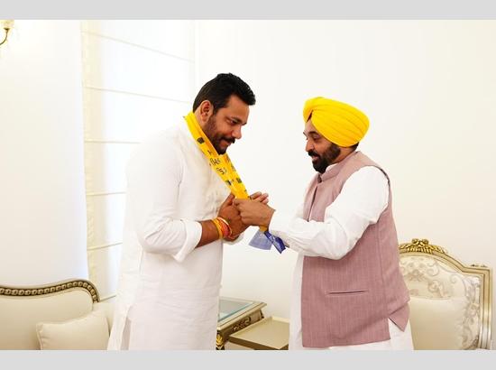 Punjab BJP leader Sampla joins AAP,  CM Bhagwant Mann welcomes