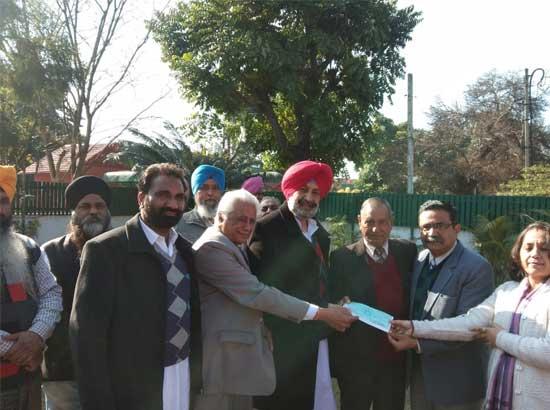 Balbir Singh Sidhu gives cheque of Rs. 2 lakh for laboratory at Shastri Model School 
