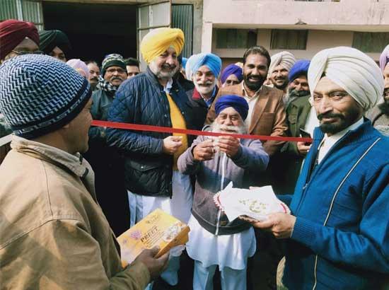 Balbir Singh Sidhu inaugurates demonstration of grabbing machines for cleaning sewerage manholes at Lakhnaur 
