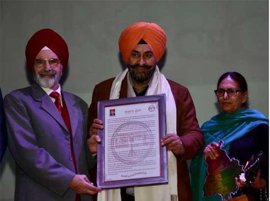 Prof. Gurbhajan Gill honoured with Balraj Sahni Memorial Award
