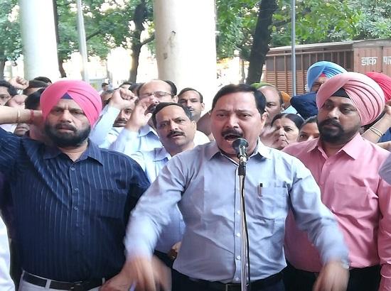 Bank employees hold protest against wrong banking policy of Modi Goverment


