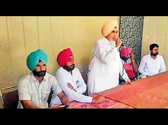 Chhotepur’s flying visit to Ferozepur – Consulting his associates to shake hands with 