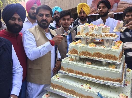 Anumit Hira Sodhi honours Sonia Gandhi; cuts largest birthday cake in India weighing 71 kg

