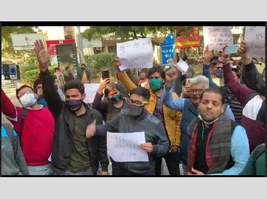 Journalists stage protest outside Delhi Police headquarters, demand release of Punia