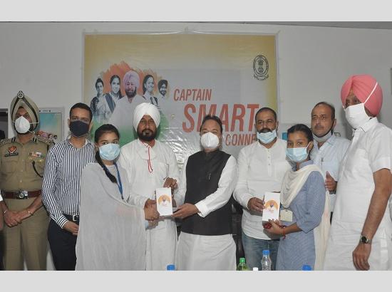 Channi gives away smartphones to 15 Class XII students under ‘Punjab Smart Connect Scheme' 