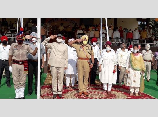 Divisional Commissioner unfurls tricolour in Ferozepur nudging masses to join hands in Mission Fateh


