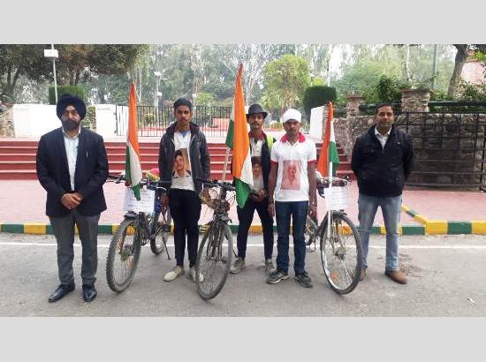 Impressed with Bhagat Singh’s ideology, three youths from Bihar on cycle reach Hussainiwala