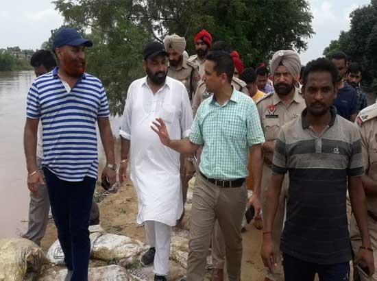 Sangrur Floods : DC, SSP take stock of Ghaggar river at Moonak’s Phulad village

