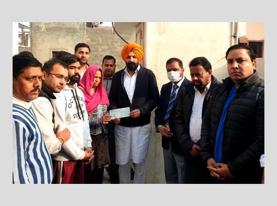 MLA, DC hand over Rs.10 lac cheque to family of journalist who died of COVID-19 in Ferozep