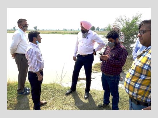 DC inspects vulnerable sites of Dhusi Bandh, orders to strengthen embankments  