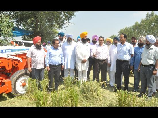 DC spends more than two hours in fields to motivate farmers against paddy straw burning 