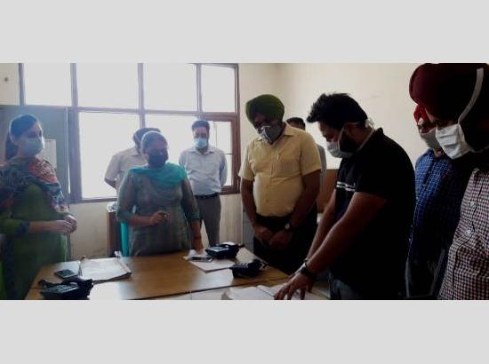 DC Ferozepur visits Control Room, pats staff for rendering marvelous services amid Covid-19 crisis
