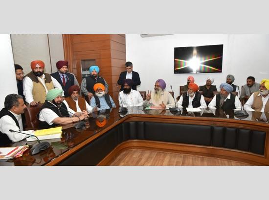  Capt. Amarinder meets Behbal Kalan victims’ families, promises time bound probe by SIT & punishment to guilty