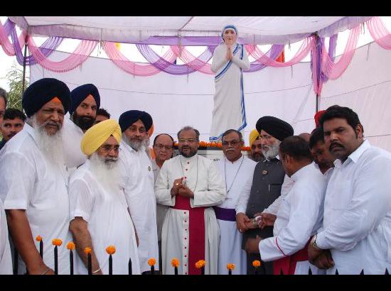 Sukhbir Badal unveils statute of Mother Teresa during state level function at Amritsar