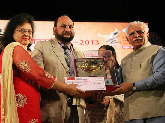 Dr. K K Rattu awarded by Haryana CM Khattar in Panchkula 