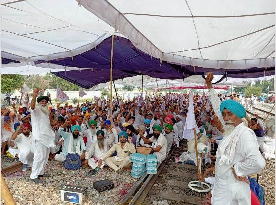 Under 3-days’ farmers rail-roko protest, Basti Tankan Wali railway track blocked on first day