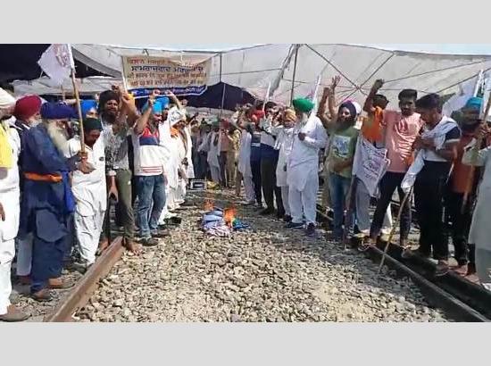 Farmers protest continue on 7th day on railway tracks, extend open invitation for debate over Farm Bills