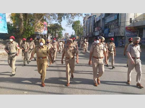 Amid Curfew-Coronavirus, Police conduct flag march in Ferozepur

