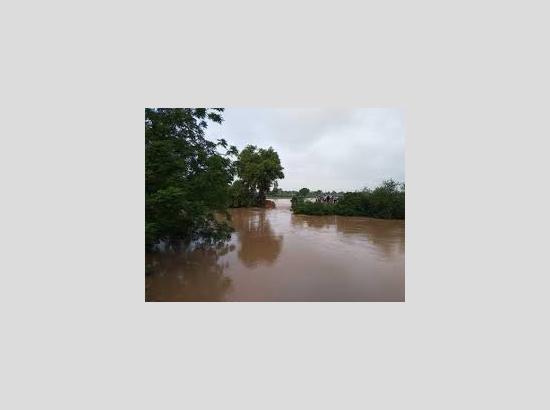 Amarinder reviews flood preparedness, sanctions Rs. 55 Cr for desilting of drains & other works
