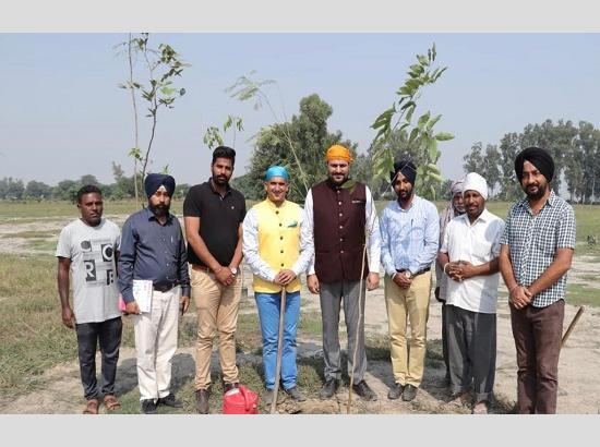 Drive of Planting 550 Flower Trees concludes 
