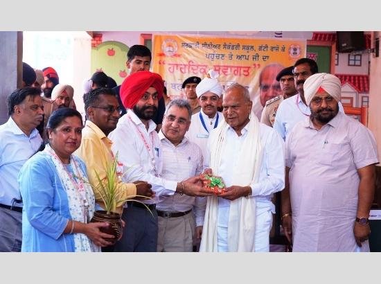 Governor visits border village Govt School Gatti Rajo Ke, encourages youth to stay away from drugs and adopt self-employment