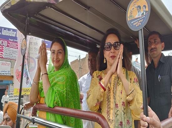  Hema Malini joins road show, appeals  to vote for her “sister” Harsimrat 
