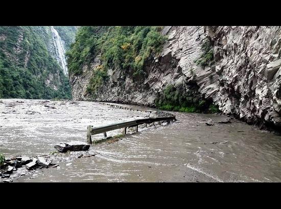 Eight washed away in Himachal; Manali cut off 