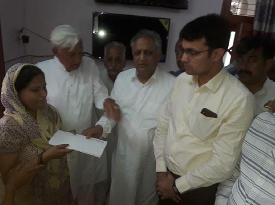 Speaker gives  Rs. 10 lakh cheque, job letter to kin of PACL accident victim 
