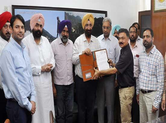 
IOC hands over Letters of Intent in presence of Randhawa for setting up retail outlets at Gurdaspur, Nakodar & Bhogpur sugar mills
