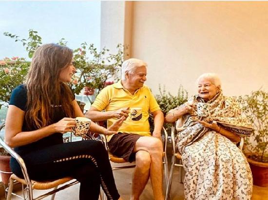 Kanika Kapoor enjoys evening tea with family in Lucknow