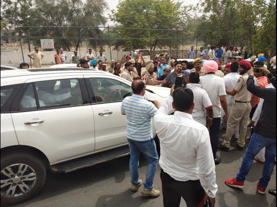 Unidentified men booked for blocking Khaira's way, manhandling policemen 