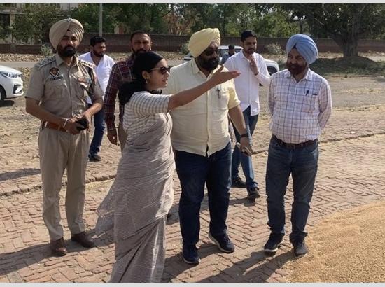 Ludhiana DC visits grain markets in Jagraon and Manuke 