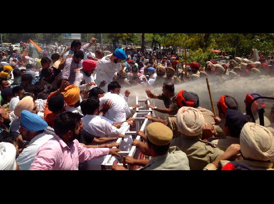 Congress leaders cane charged in Ludhiana, many injured