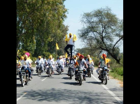 Ferozepurian Mandeep shows Bike Stunts on way to Hussainiwala on 88th Martyrdom Day
