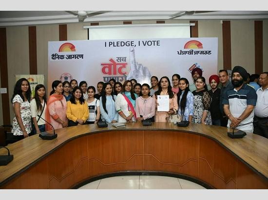 Lok Sabha Elections 2019: DC administers oath to students & members of NGO's to vote in free & fair manner

