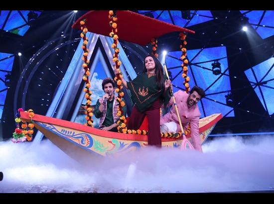 Neha Kakkar gets romantic on the sets of Indian Idol 10

