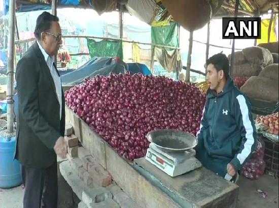 Ludhiana: Onion prices soar to Rs 100 per kg