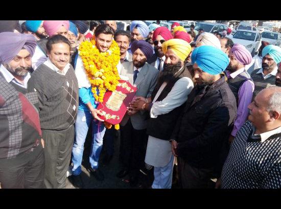 Parvinder Singh – Indian Hockey Team Member gets warm welcome on reaching home town Ferozepur